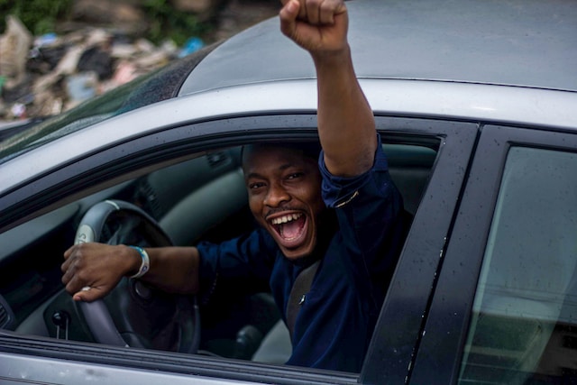 Gelukkige man in de auto